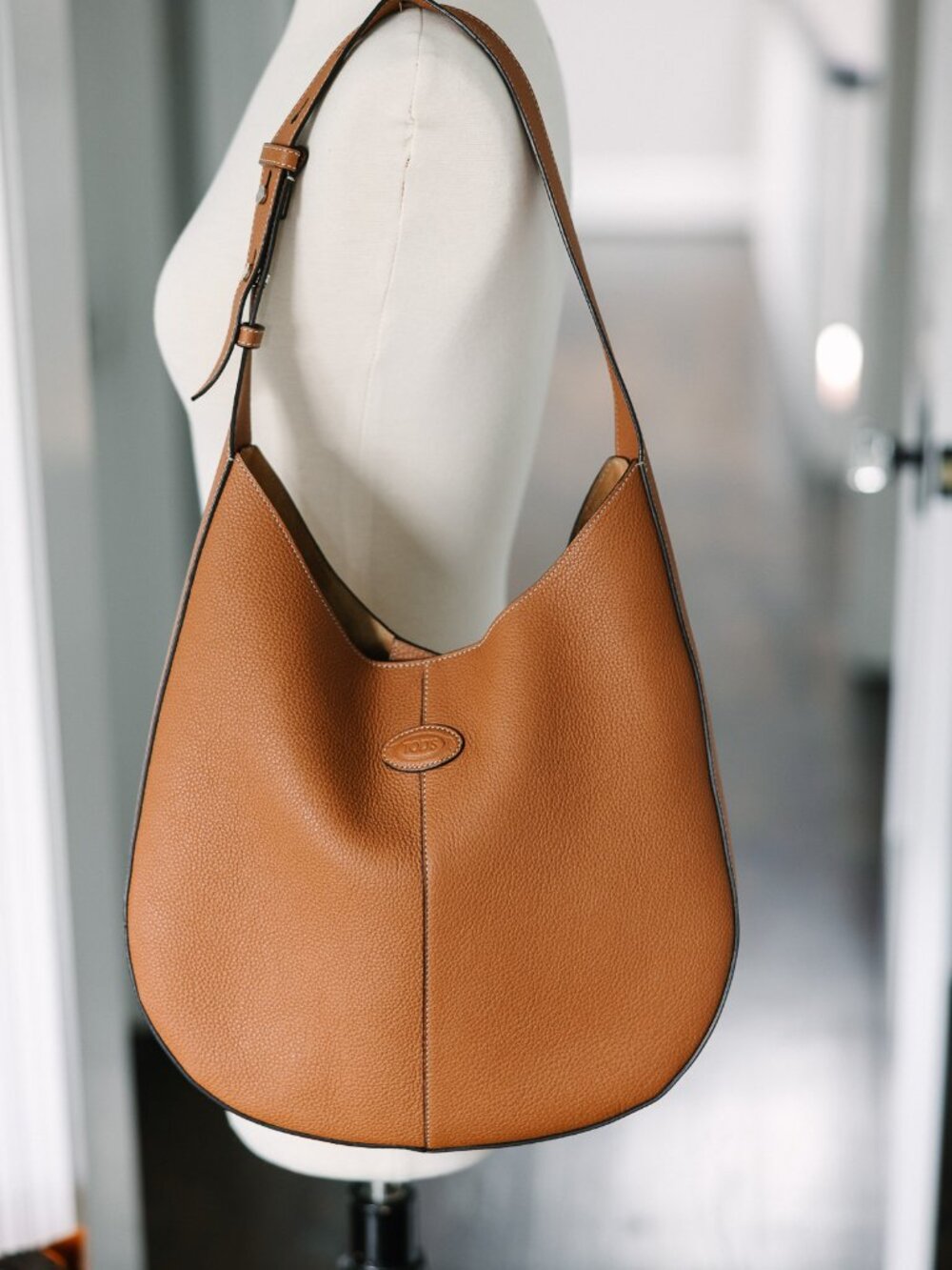 Tod's Oboe Hobo Bag - Pebbled Tan Calfskin Leather - Picture 4 of 12